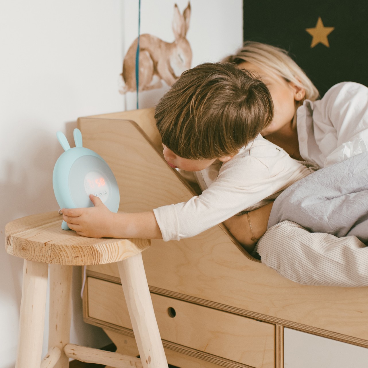 Lampka budząca światłem niebieski królik