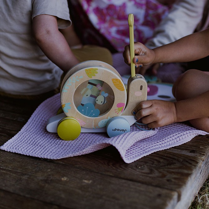 Janod Ślimak do ciągnięcia z cymbałkami 12m+