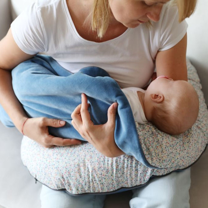 Pink no more Poduszka do karmienia DOTS & Niebieski Welur