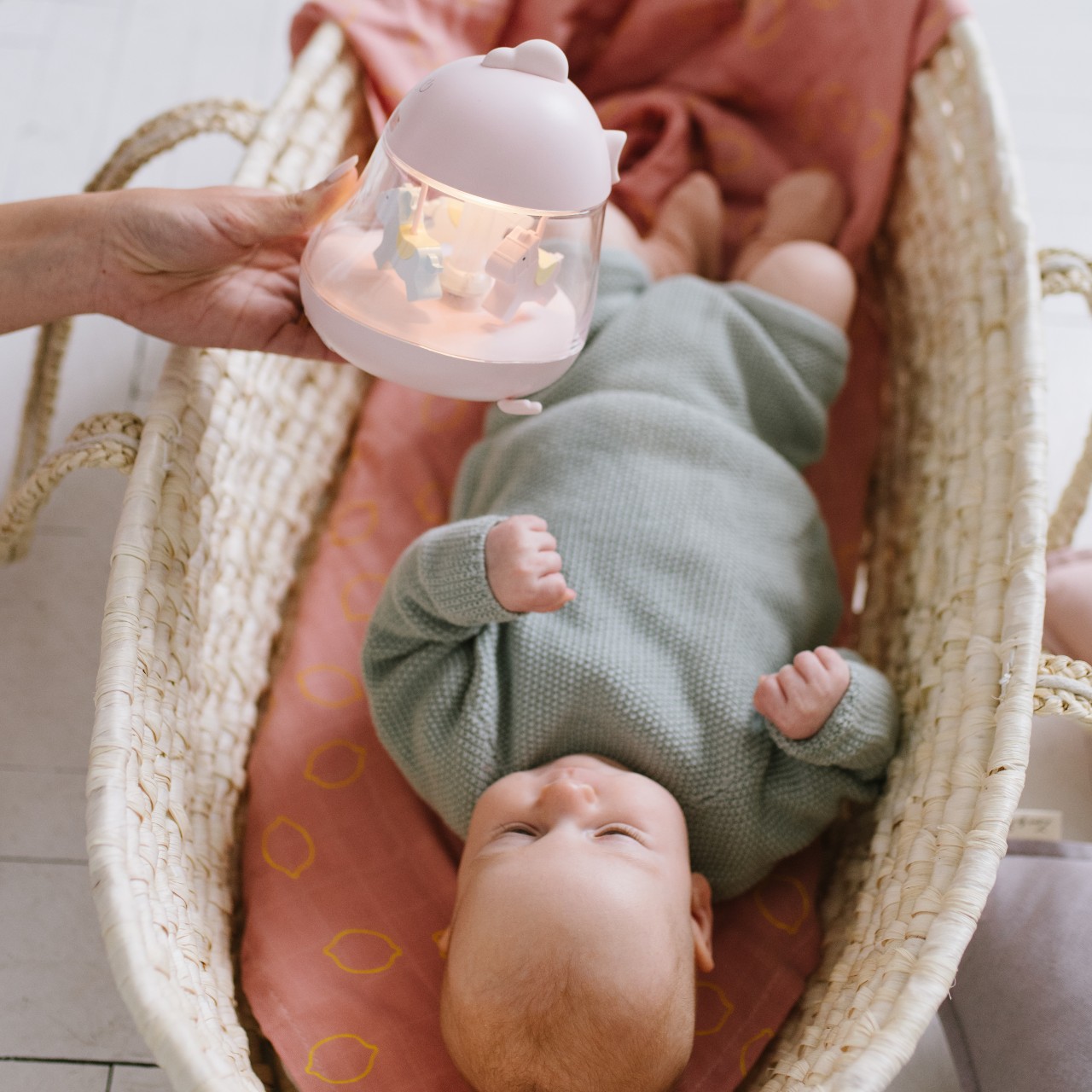 Rabbit&Friends, Lampka z pozytywką kurczak róż