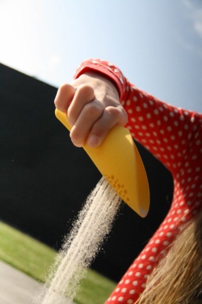 QUUT Zestaw 2 łopatek z piłeczką Cuppi 12m+