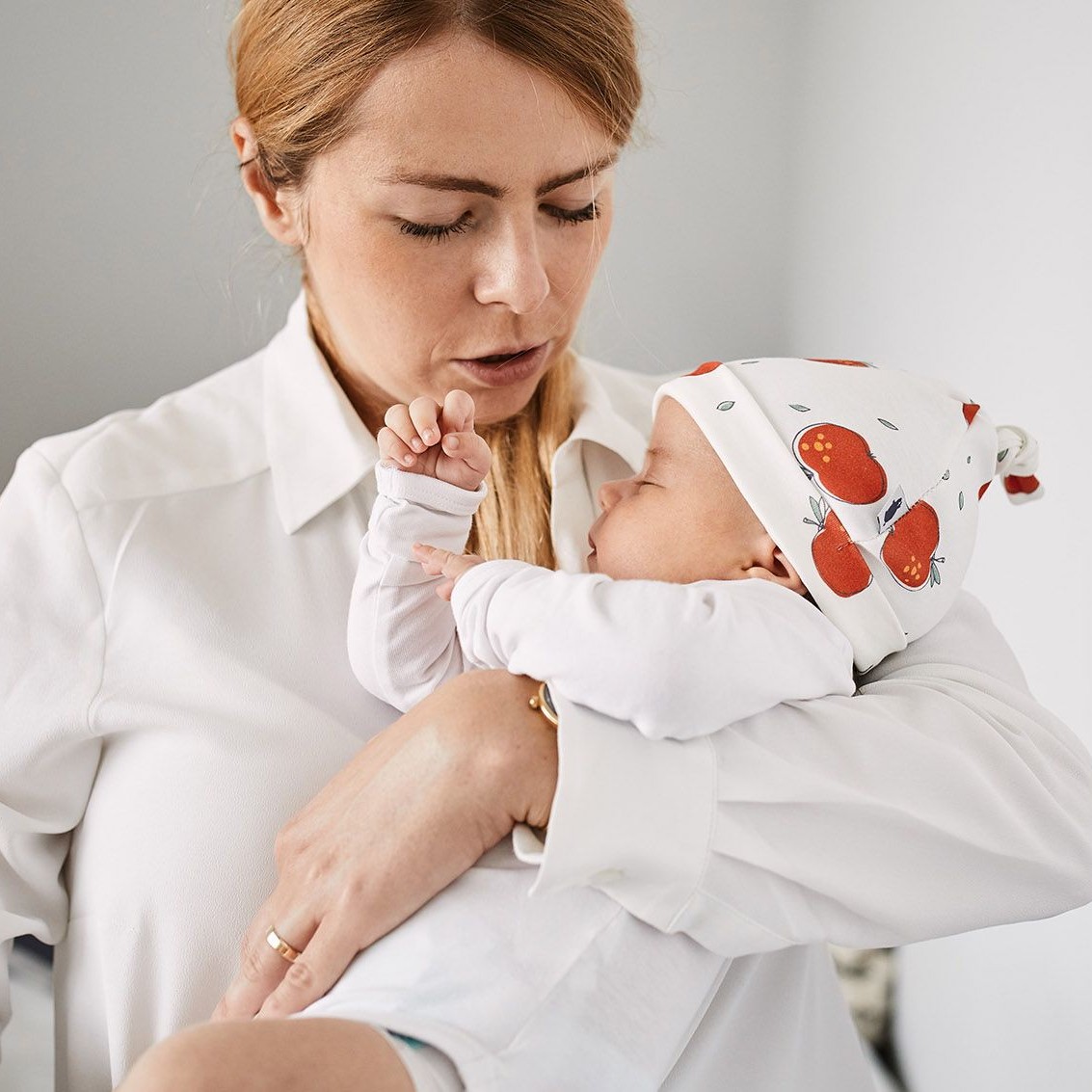 HEARTS & WHITE Czapki Bawełniane dla Niemowląt 0+ | Zestaw 2 szt.