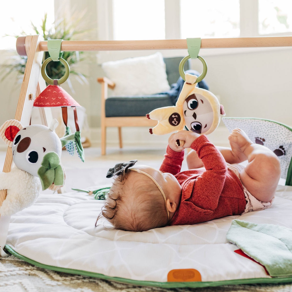 Tiny Love Mata Edukacyjna Boho Chic z Drewnianym Stojakiem 0+