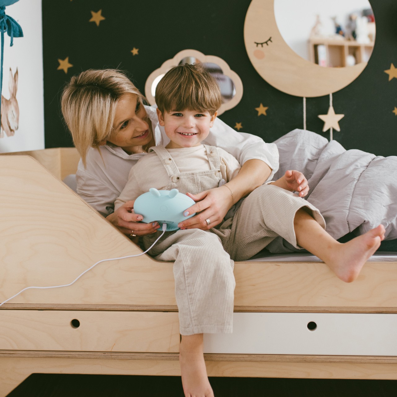 Lampka budząca światłem niebieski królik