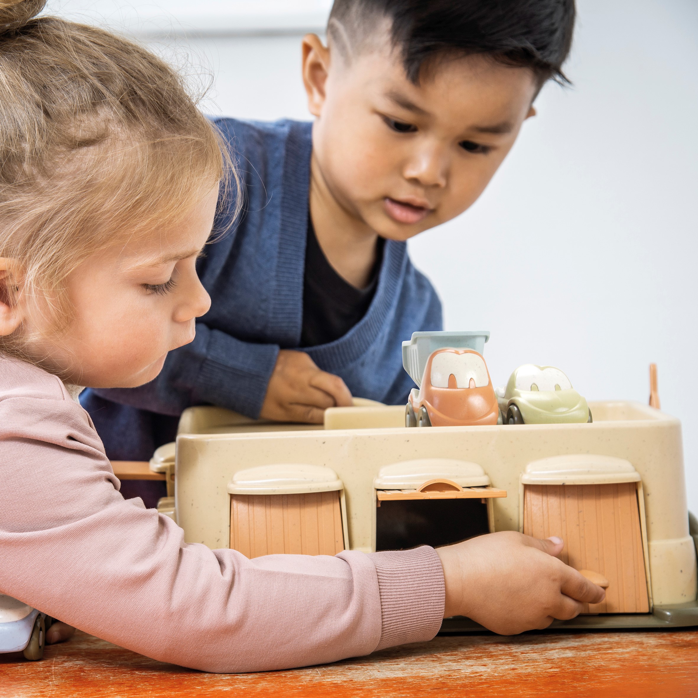 Grimms Garaż Drewniany z 3 Autami 1+