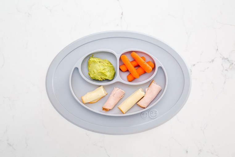 EZPZ Silikonowy talerzyk z podkładką Mini Mat pastelowy szary