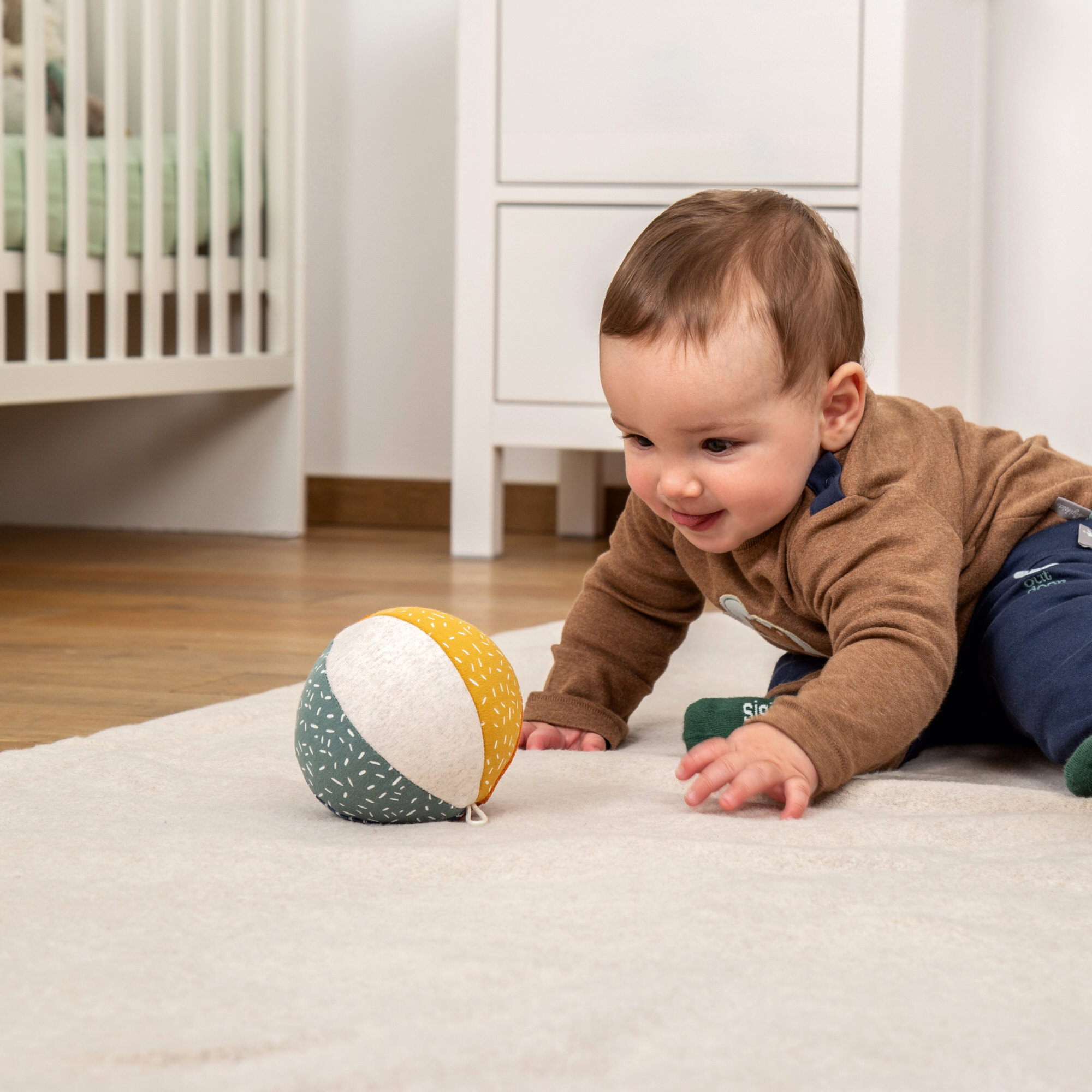 Pluszowa piłka – miękka piłeczka z grzechotką – zabawka rozwojowa dla dzieci – sigikid