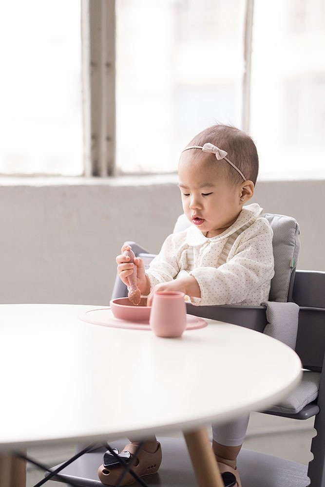 EZPZ Komplet naczyń silikonowych First Foods pastelowy róż 6m+