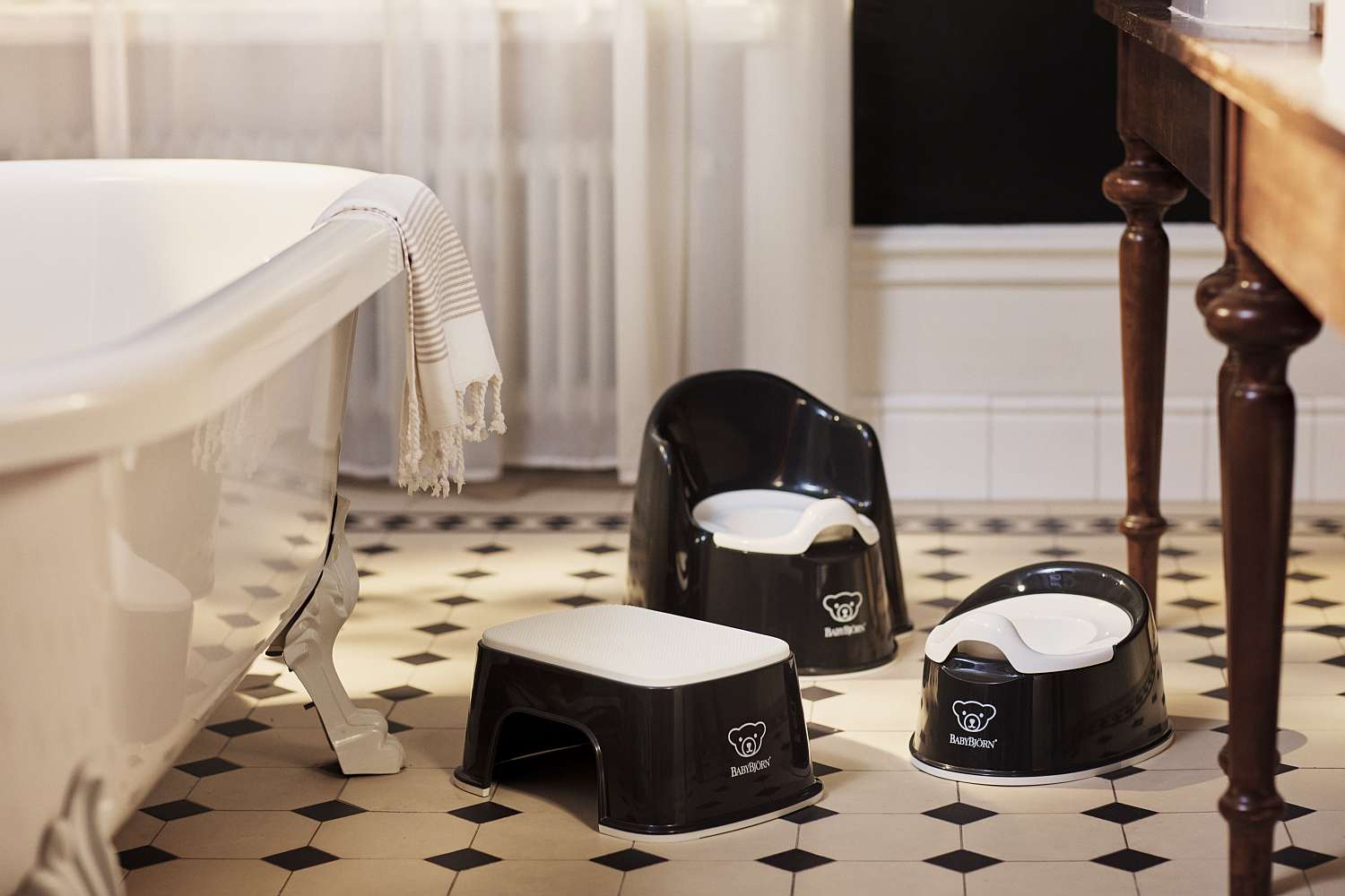 Babybjorn Nocnik Smart Czarny - Kompaktowy | 6m+