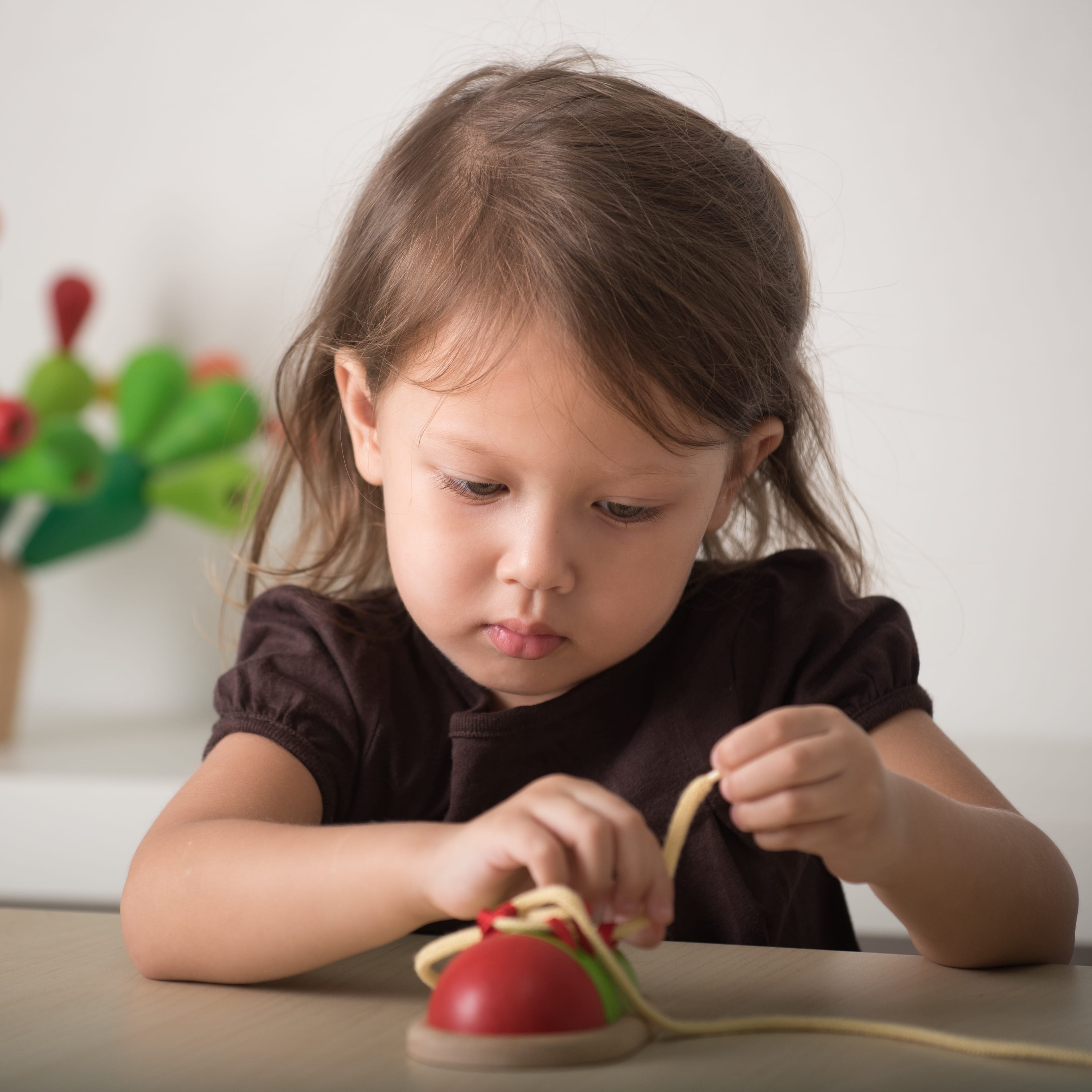 Plan Toys Zawiąż but - nauka sznurowania 3+