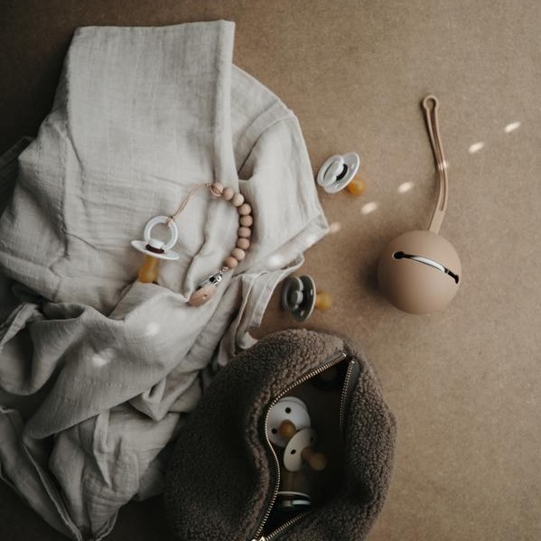 Mushie Etui na smoczek Kula Ball Blush