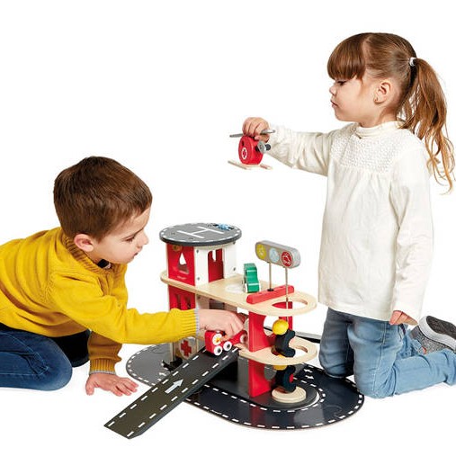 Janod Remiza Strażacka z Akcesoriami Bolid 2+