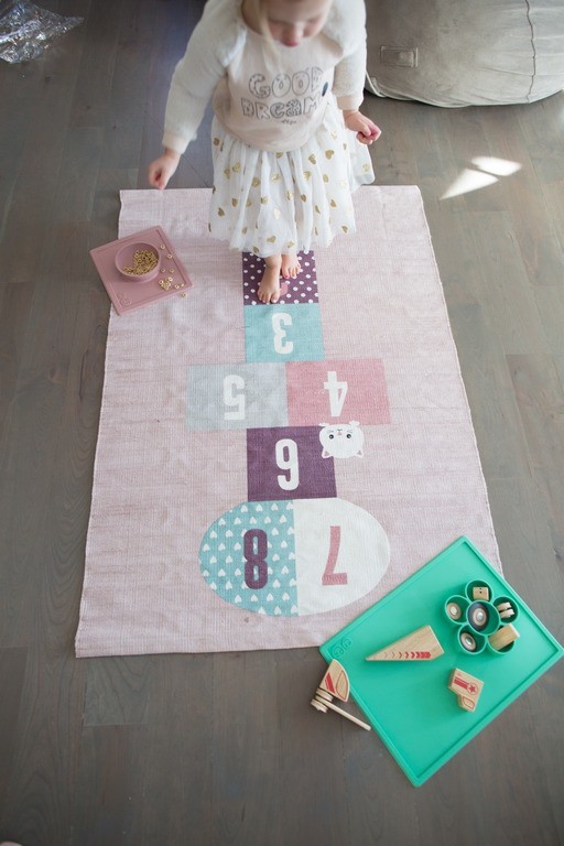 EZPZ Mata do zabawy z pojemniczkami Flower Play Mat 9m+
