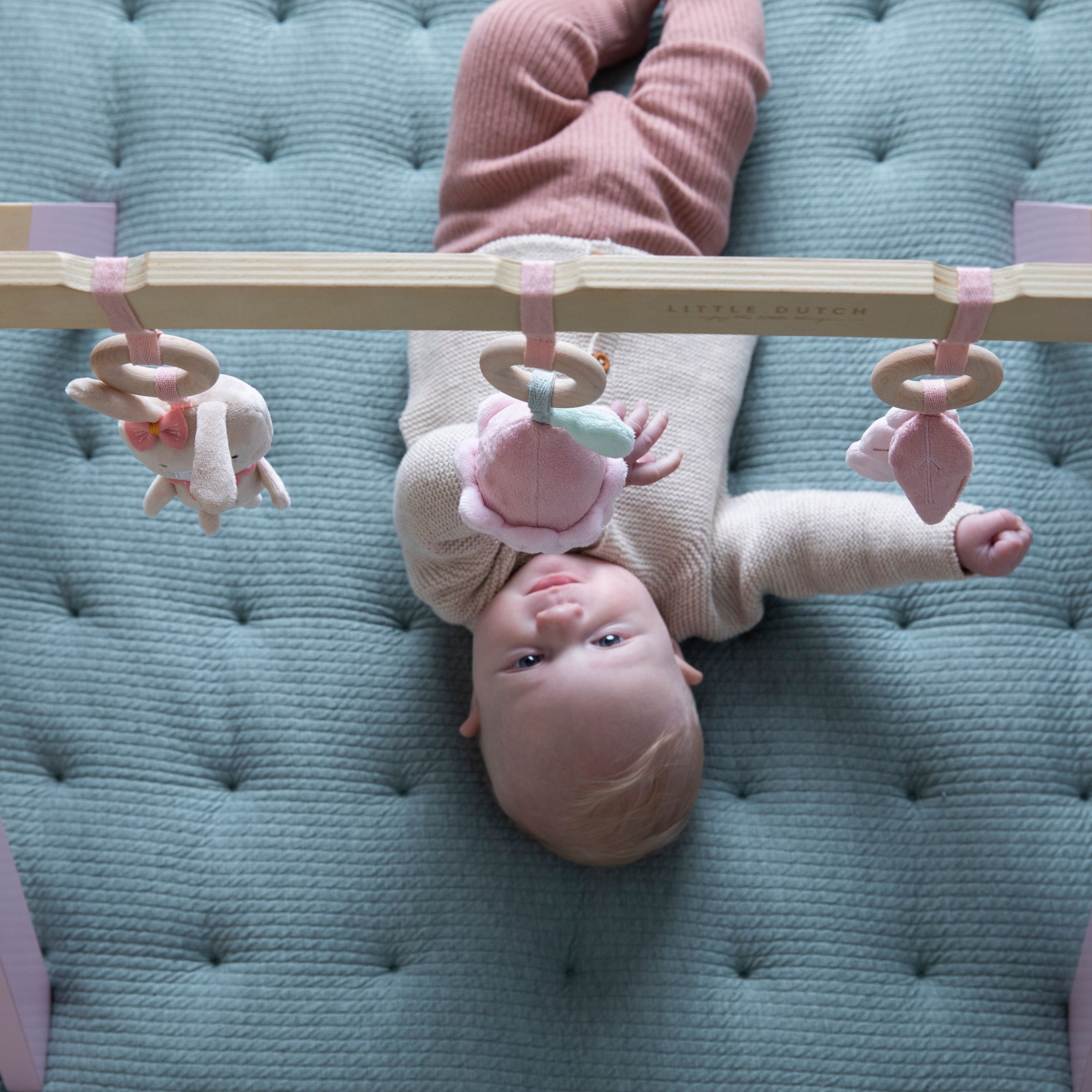 Little Dutch Baby Gym Pałąk Różowy 0+