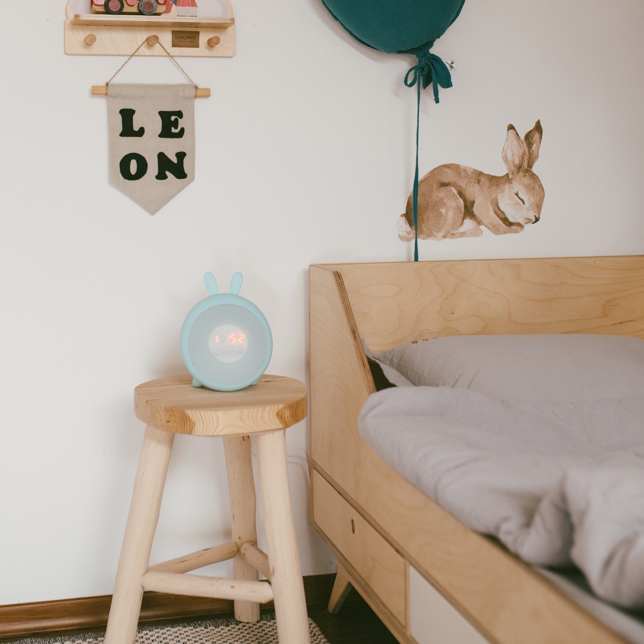 Lampka budząca światłem zielony królik