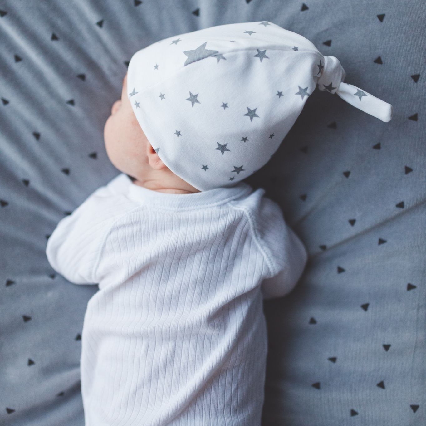 HEARTS & WHITE Czapki Bawełniane dla Niemowląt 0+ | Zestaw 2 szt.