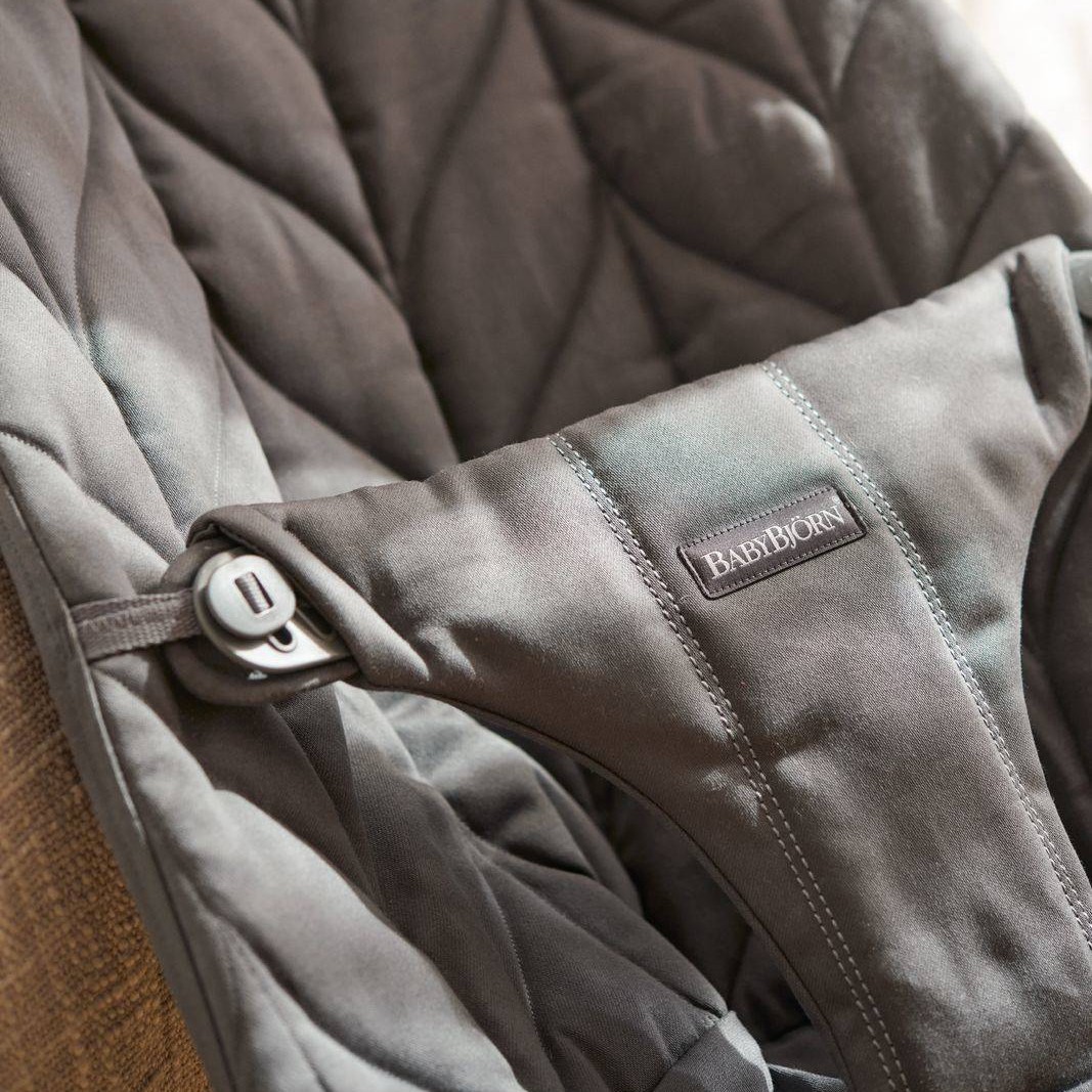 BabyBjorn Leżaczek Bliss Cotton Antracyt + Zabawka Googly Eyes