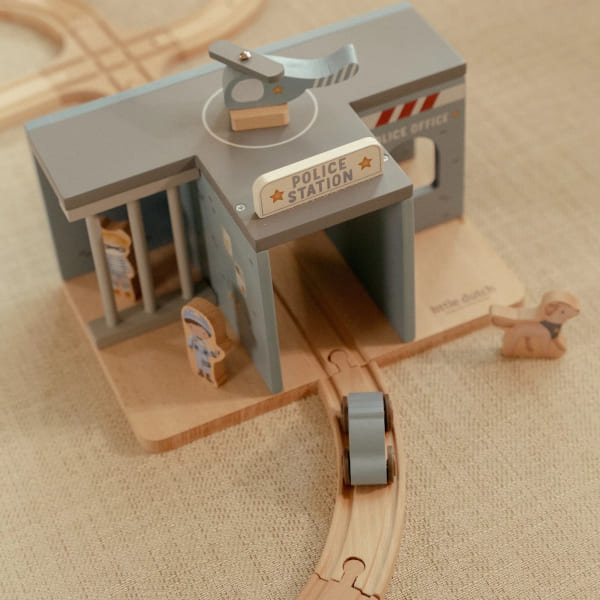 Little Dutch Posterunek Policji Drewniany z Figurkami 3+