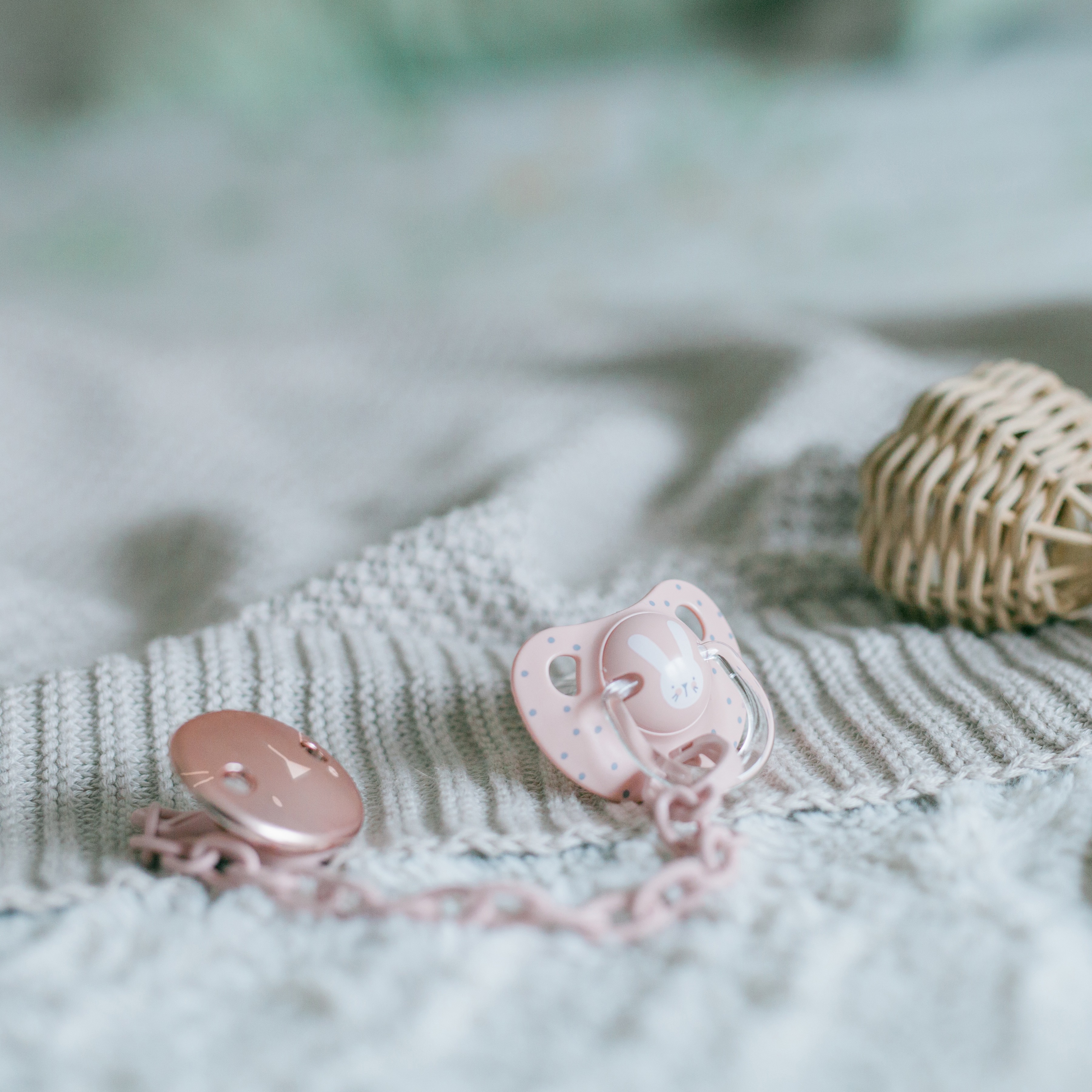 Suavinex Klips do smoczka HYGGE kotek różowy