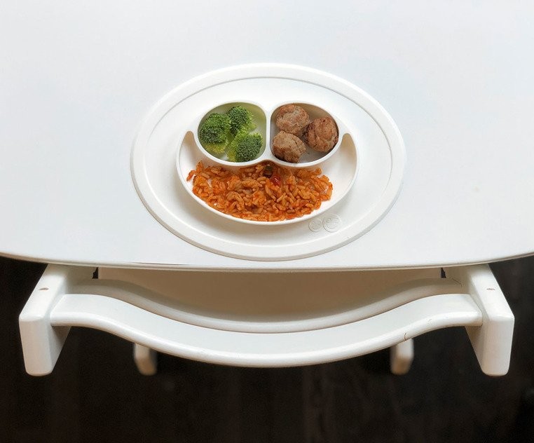 EZPZ Silikonowy talerzyk z podkładką Mini Mat 2w1 6m+ biały