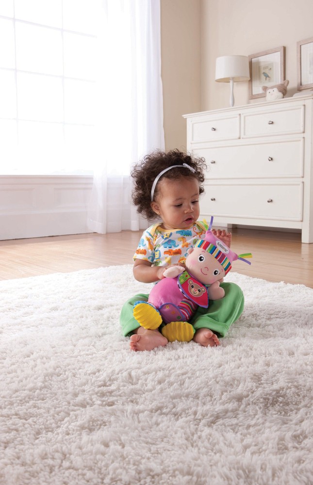 Lalka Maisie Lamaze Sensoryczna 0+ | Zabawka Edukacyjna