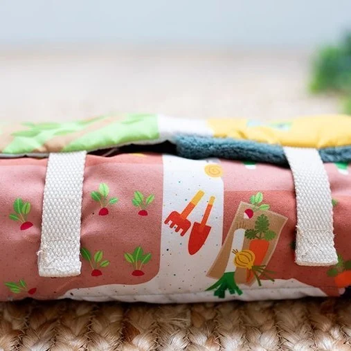 Lilliputiens Mini Rodzina Krówek Rosalie z Matą 0+ | Przytulanka Edukacyjna