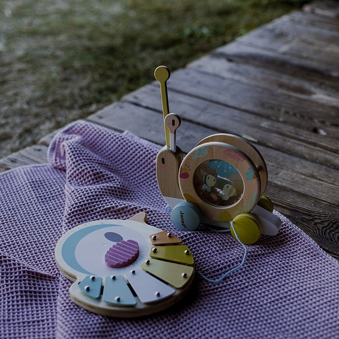 Janod Ślimak do ciągnięcia z cymbałkami 12m+