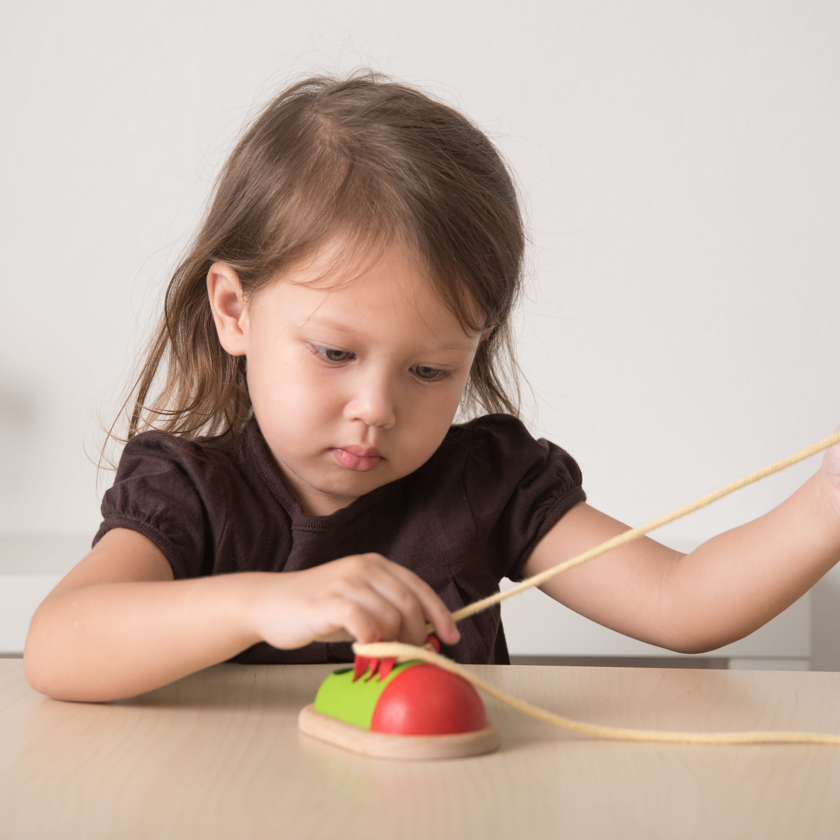 Plan Toys Zawiąż but - nauka sznurowania 3+