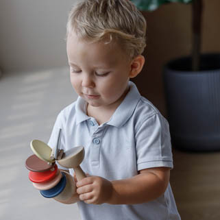 Plan Toys Klekotka Barwy Sadu 1+