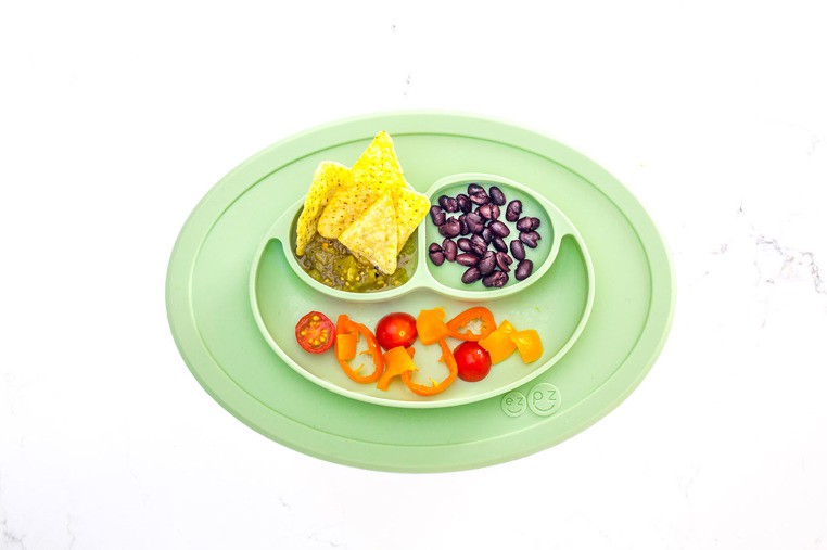 EZPZ, Silikonowy talerzyk z podkładką mały 2w1 Mini Mat pastelowa zieleń