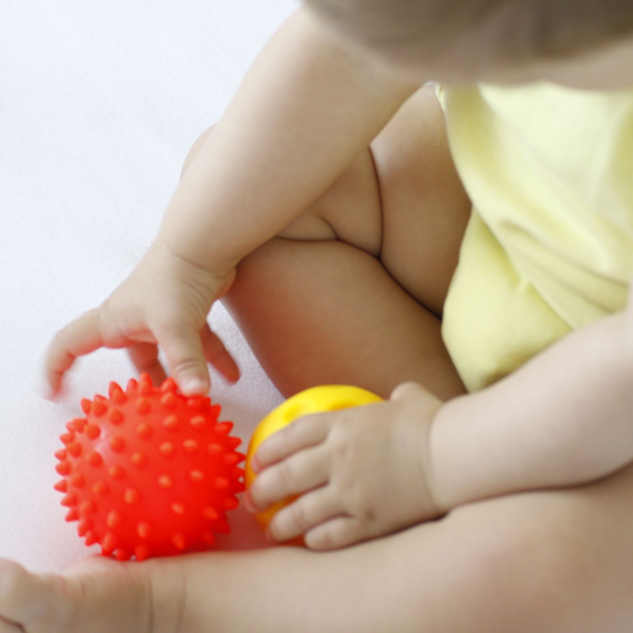 Mom's Care Piłeczka Sensoryczna Jeżyk 1szt czerwona 0+