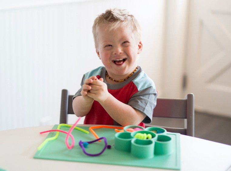 EZPZ Mata do zabawy z pojemniczkami Flower Play Mat 9m+