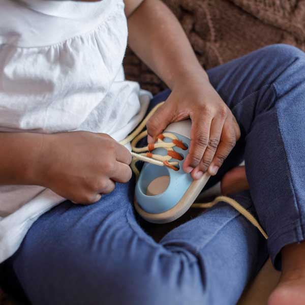 Plan Toys But do nauki sznurowania - 1+