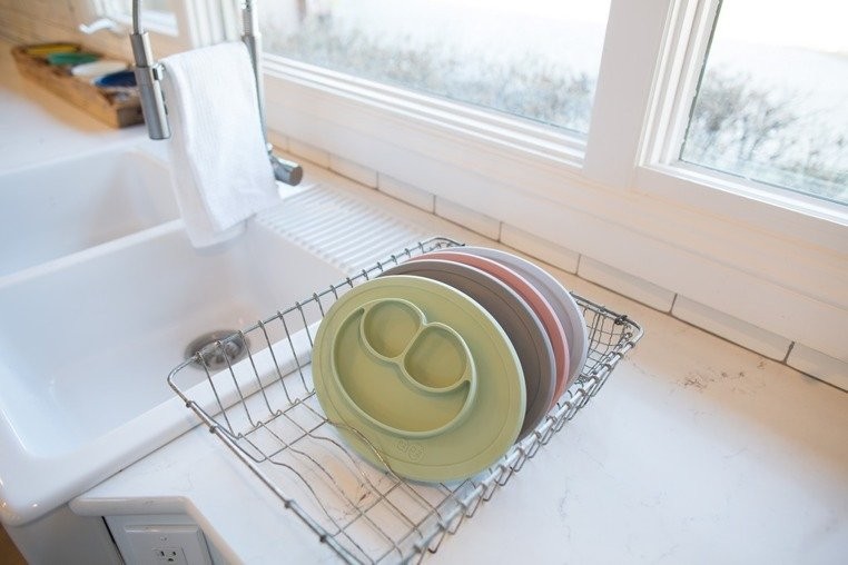 EZPZ Silikonowy talerzyk z podkładką Mini Mat 2w1 6m+ biały