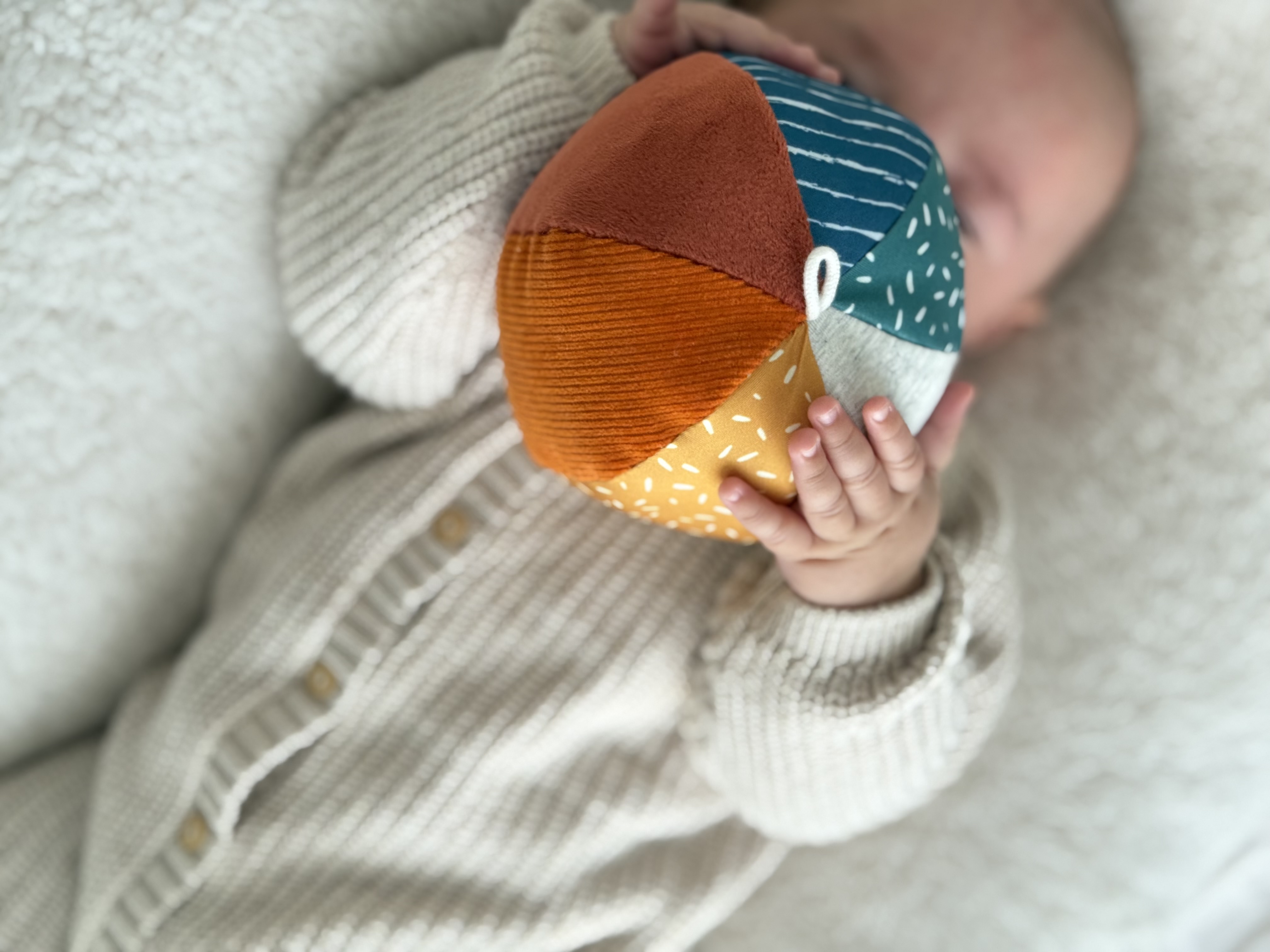 Pluszowa piłka – miękka piłeczka z grzechotką – zabawka rozwojowa dla dzieci – sigikid