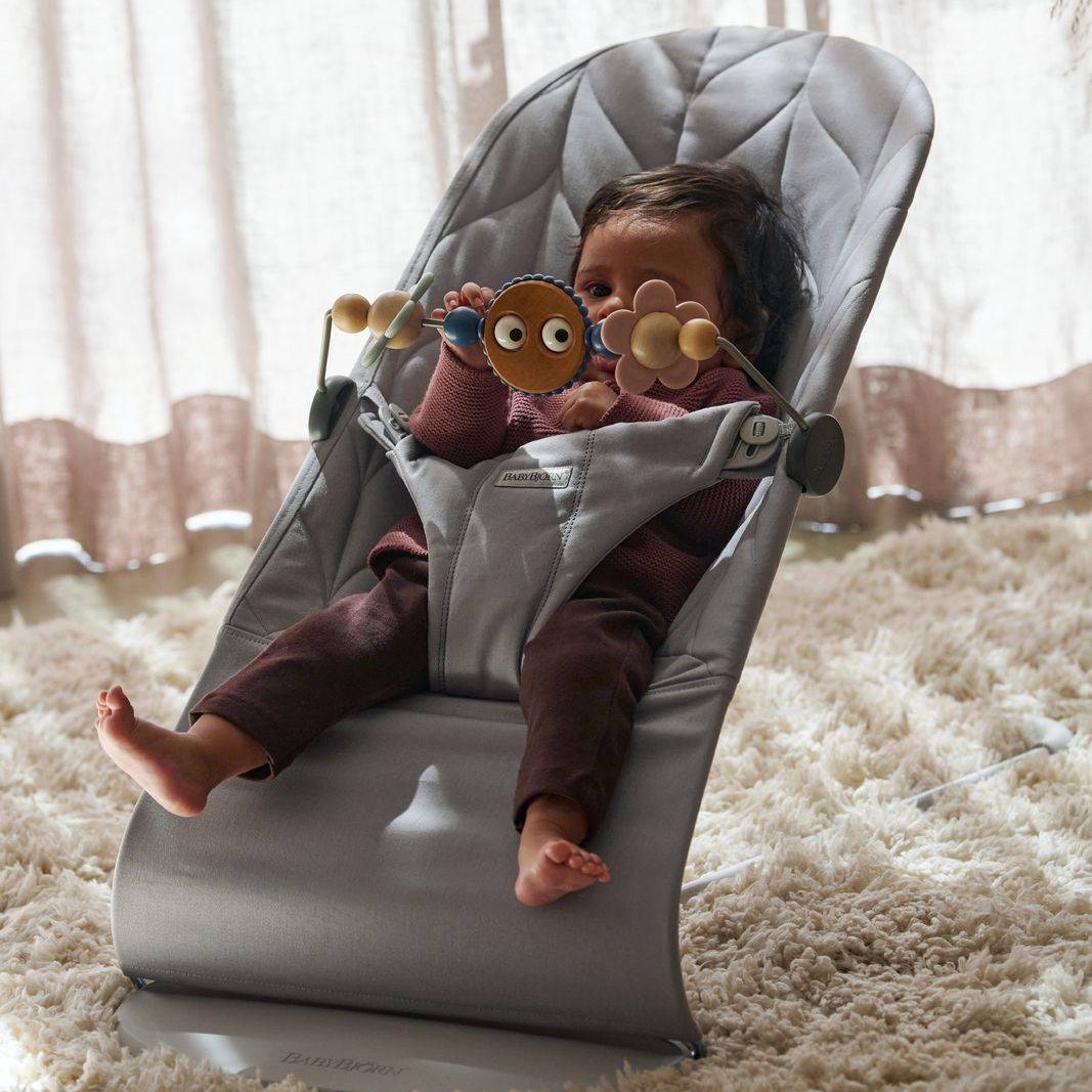 BabyBjorn Leżaczek Bliss Cotton Petal Quilt Jasny Szary + Zabawka