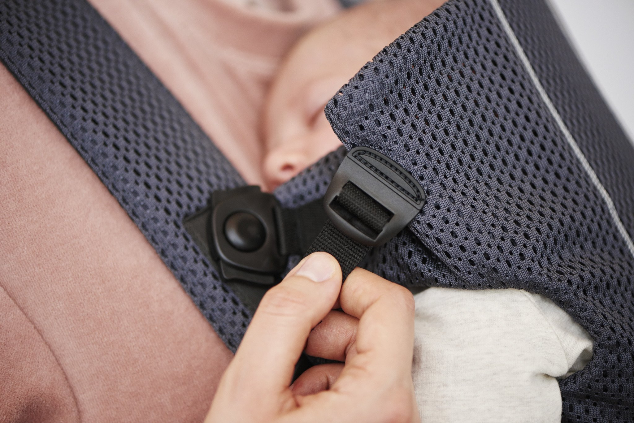 BabyBjorn Nosidełko Mini 3D Mesh Ciemny Niebieski 0–12