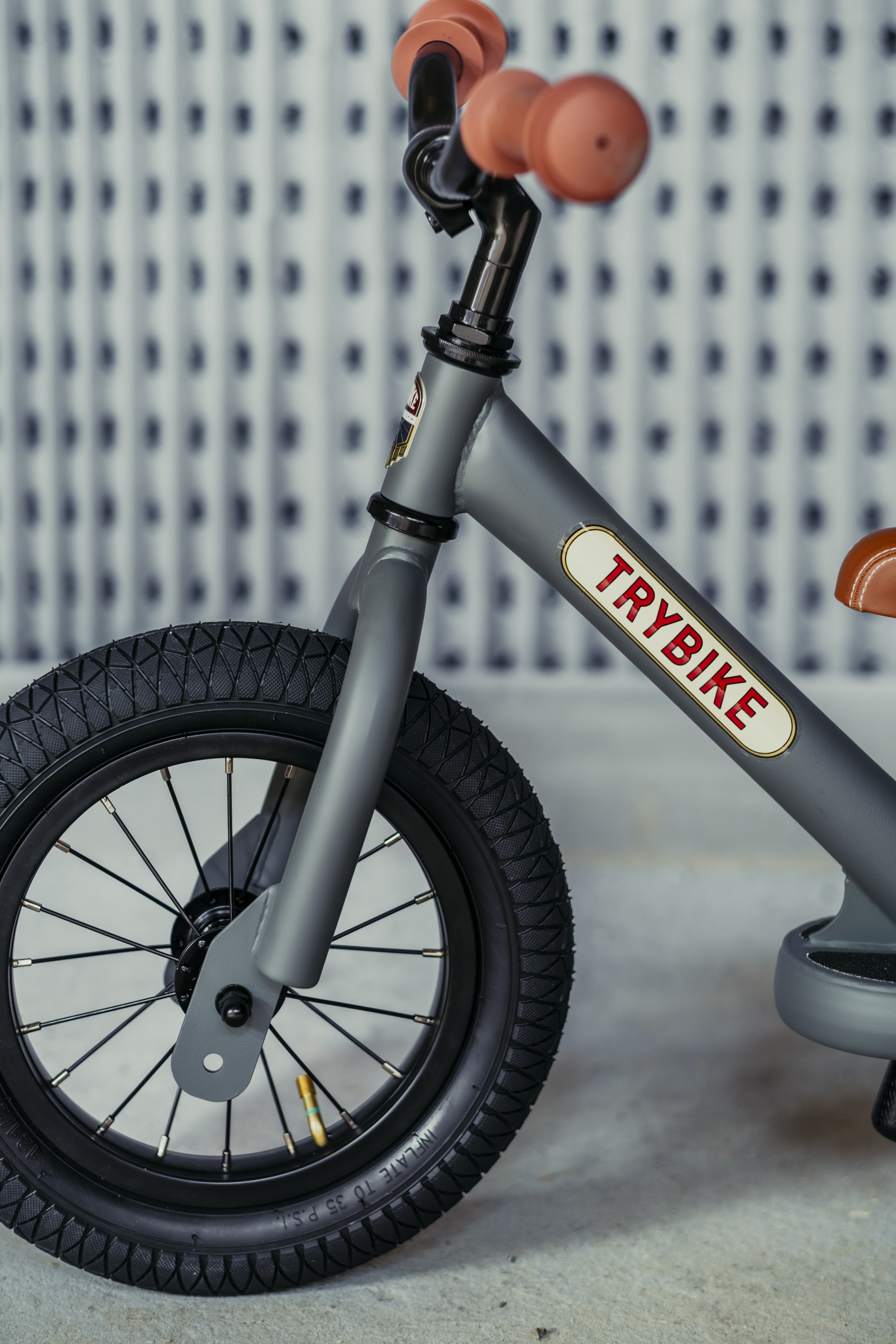 Trybike Rowerek Biegowy Balansujący Szary 15m+ | Fabryka Wafelków