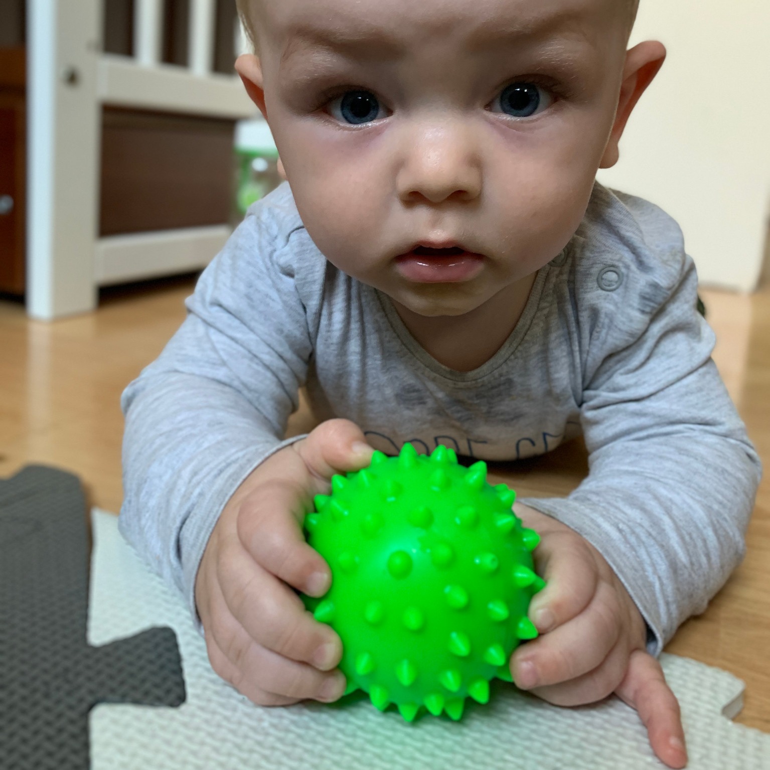 Mom's Care Piłeczka sensoryczna jeżyk zielona 0+