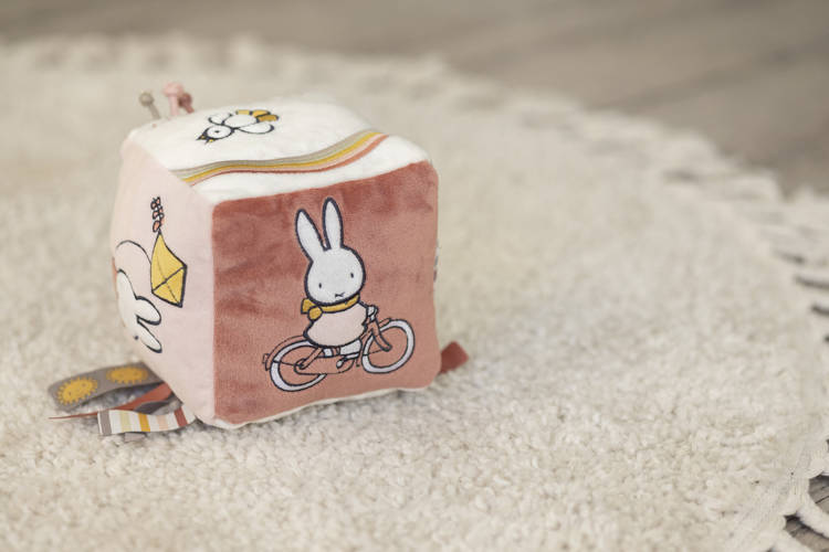 Tiamo Kostka Sensoryczna Miffy Fluffy Pink 0+ | Zabawka Edukacyjna