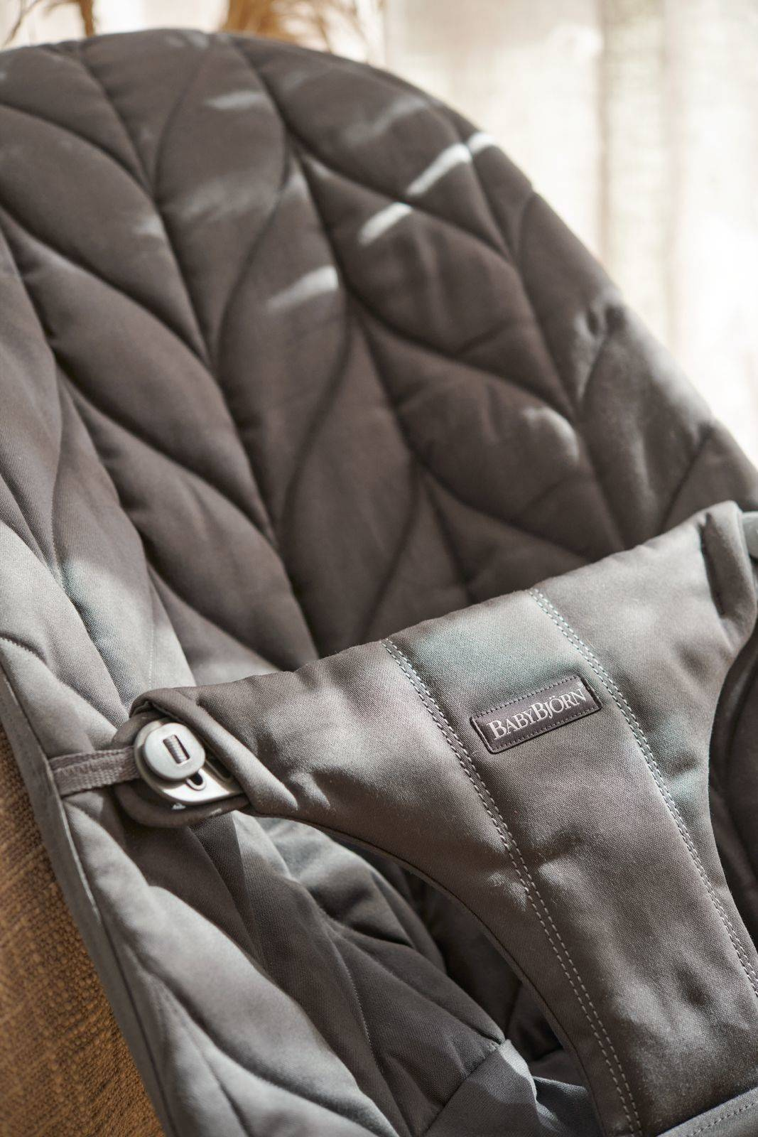 BabyBjorn Leżaczek Bliss Woven Antracyt + Zabawka