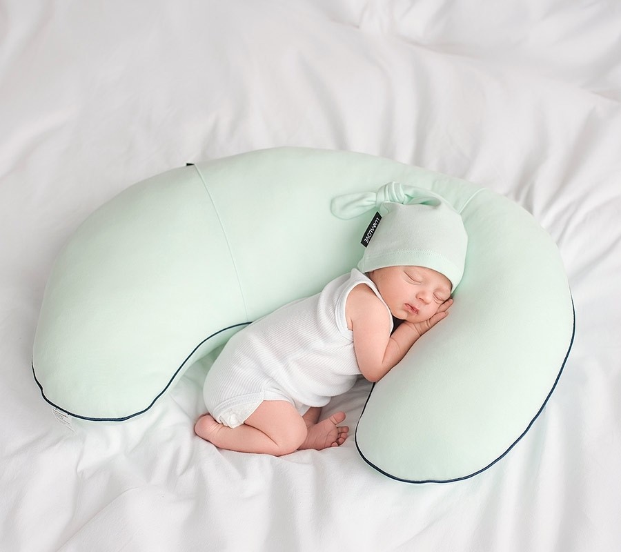 Lullalove Poduszka do karmienia rogal miętowa 0+