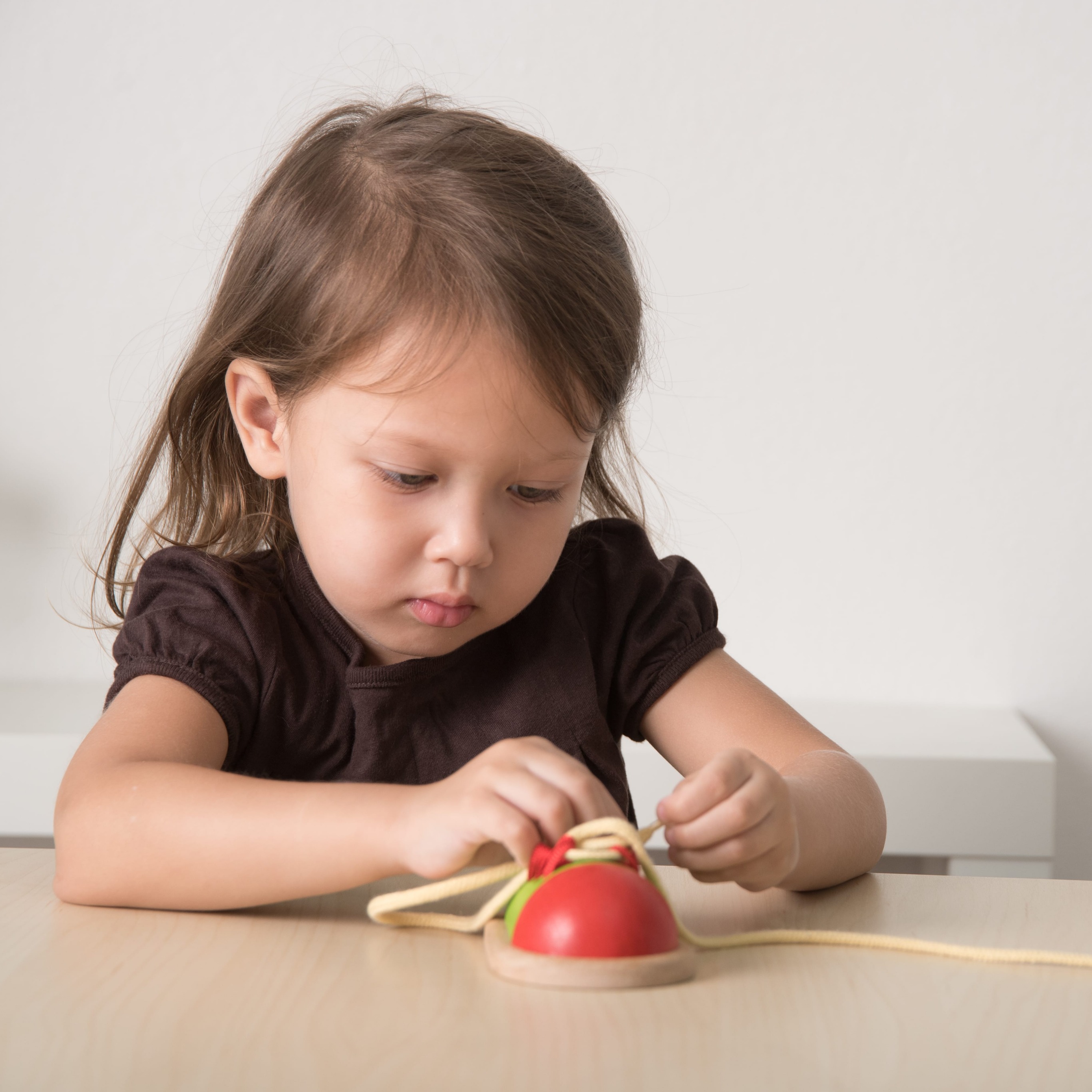 Plan Toys Zawiąż but - nauka sznurowania 3+