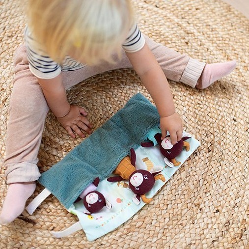 Lilliputiens Krówka Rosalie Przytulanki z Matą 2+ | Fabryka Wafelków