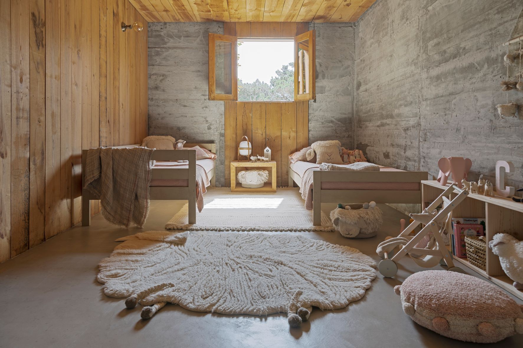 Lorena Canals Poduszka wełniana Pink Nose Sheep 35×35 cm