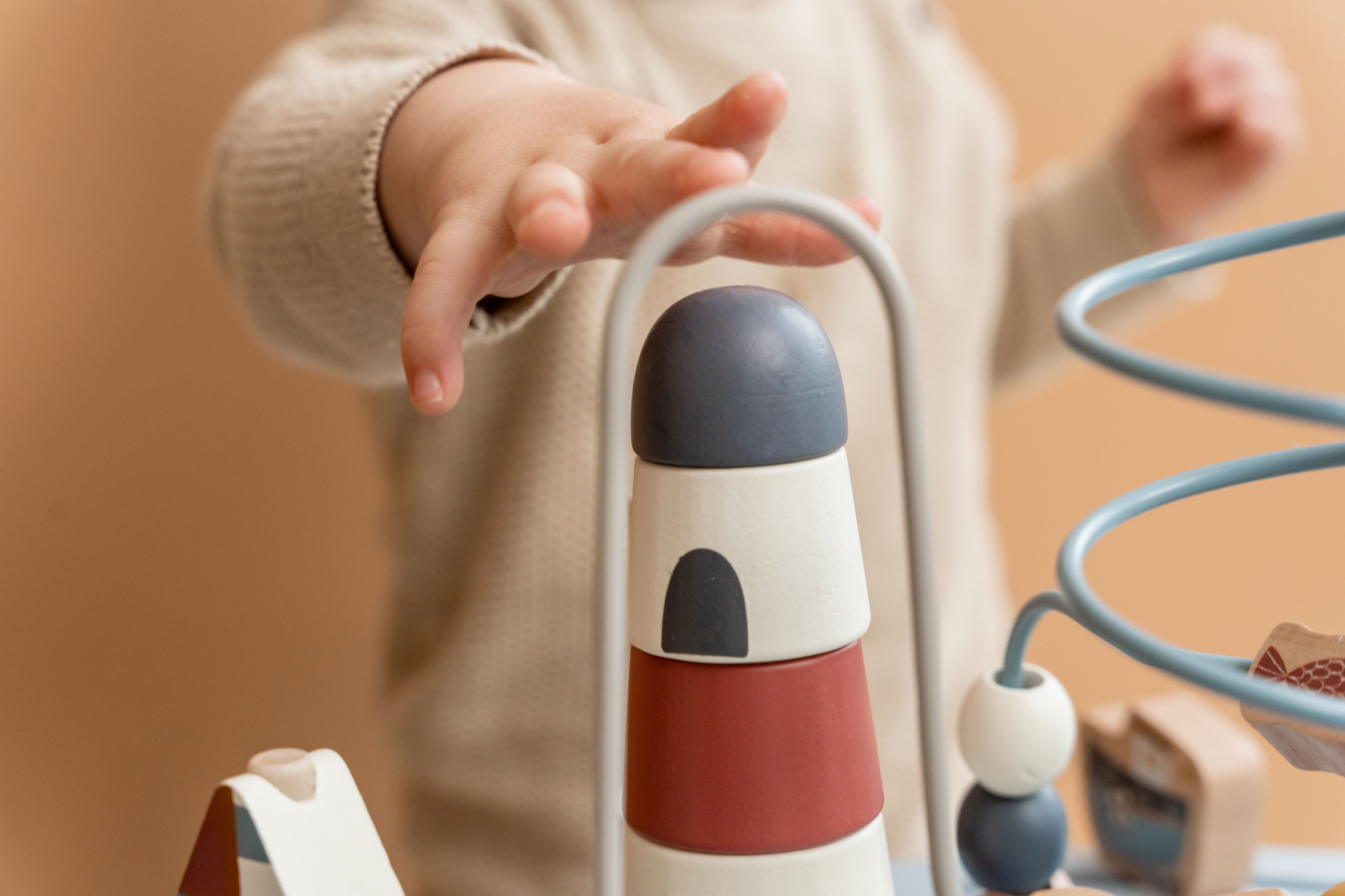 Zabawki stymulujące motorykę u rocznego dziecka – 13 sprawdzonych pomysłów