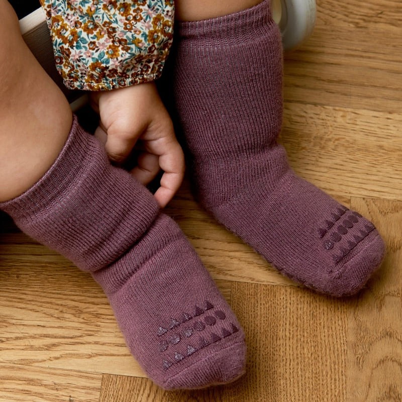 GoBabyGo Skarpetki antypoślizgowe Misty Plum 6-12 m-cy
