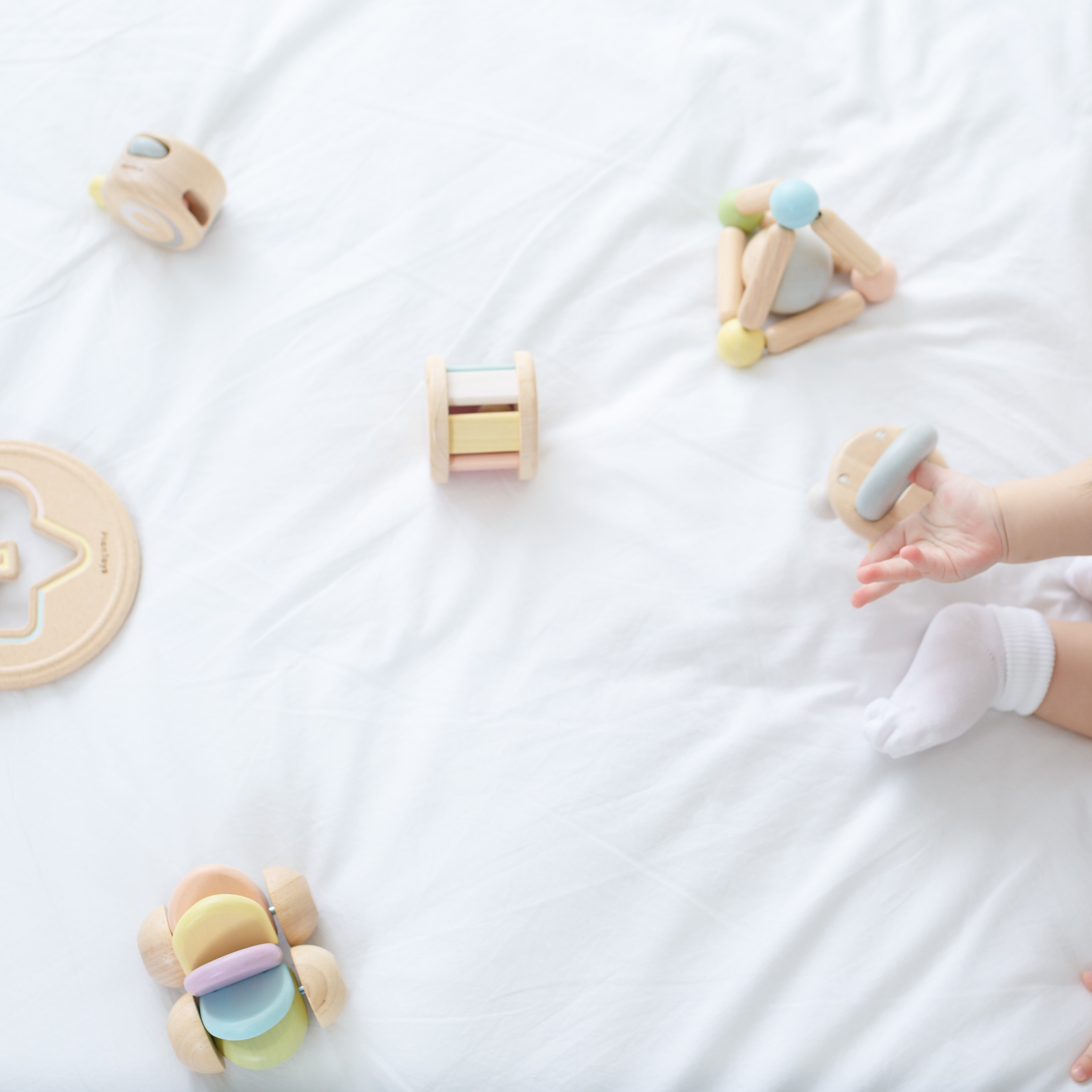 Plan Toys Grzechotka koraliki Pastelowa 0+