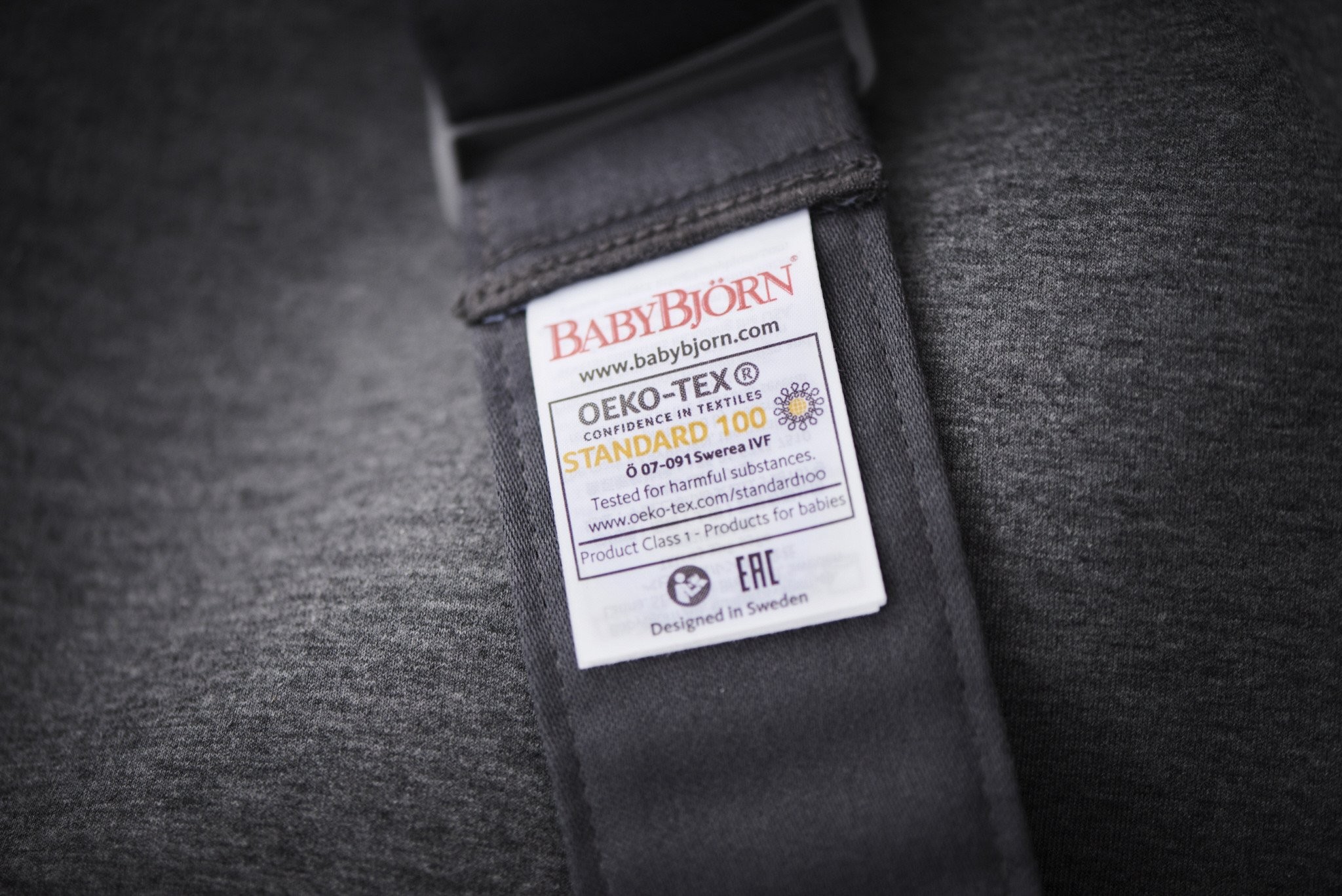 BabyBjorn Nosidełko MINI 3D Jersey Ciemny szary 0+