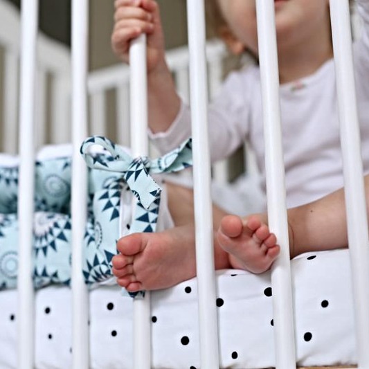 Sleepee Prześcieradło We Care Czarne Kropki 120x60cm